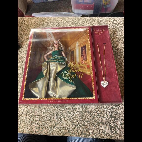 2011 HOLIDAY BARBIE COLLECTOR WITH GIFTNIB RARE